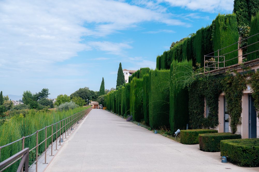 Laluan taman Generalife di kompleks Alhambra, Granada