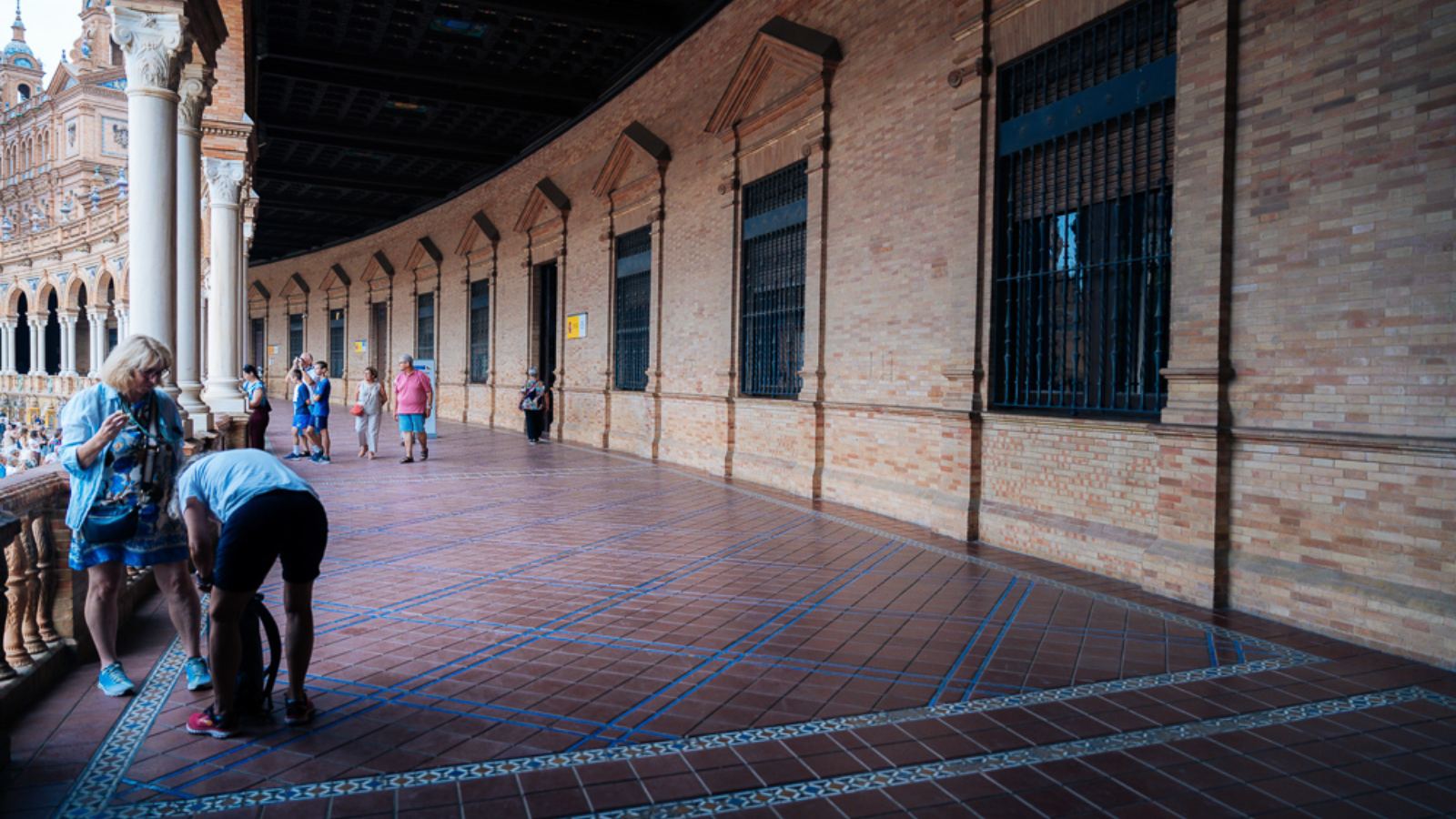 Serambi berlantai jubin di bawah bangunan Plaza de España, Sevilla