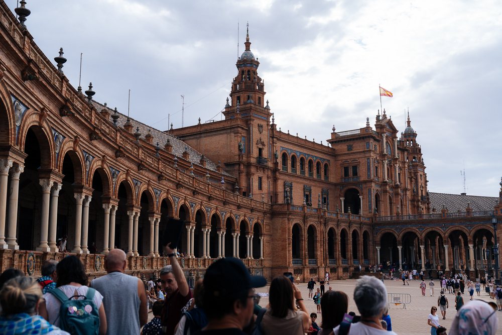 Plaza de España di Sevilla Sepanyol dipenuhi pengunjung
