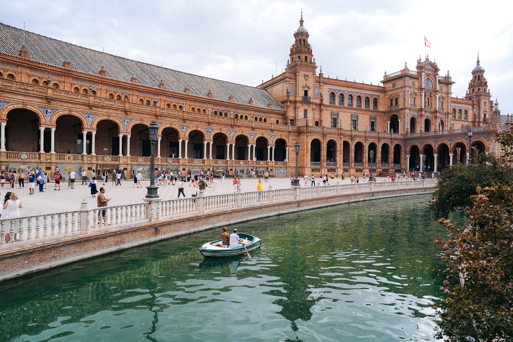 Kanal dan seni bina bata Plaza de España di Sevilla Sepanyol