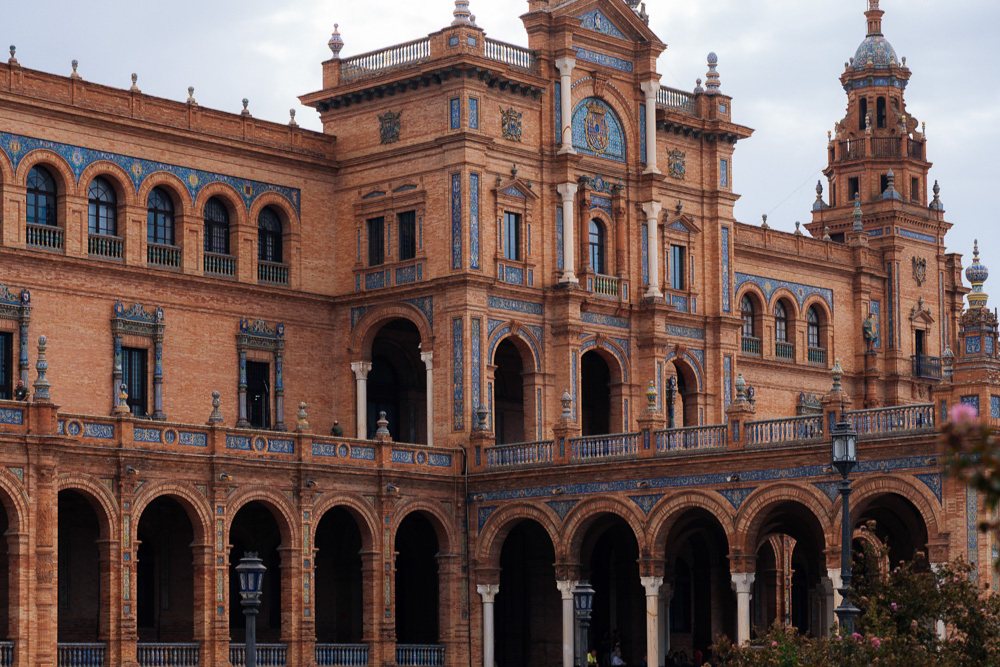 Fasad tengah Plaza de España di Sevilla