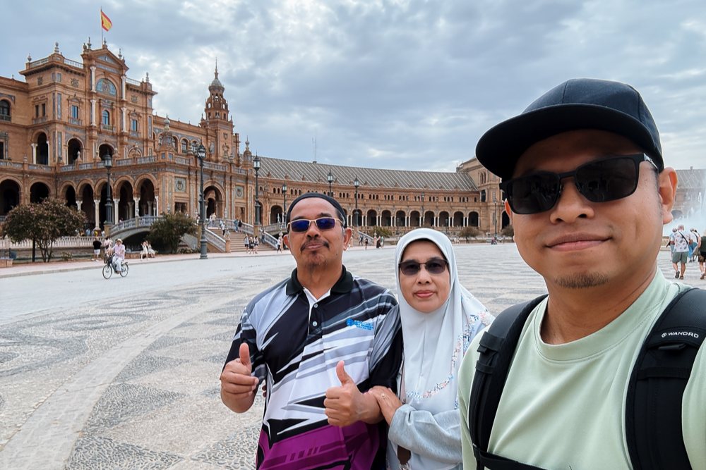 Kru AkuIslam bersama peserta rombongan Kembara Sufi di Plaza de España