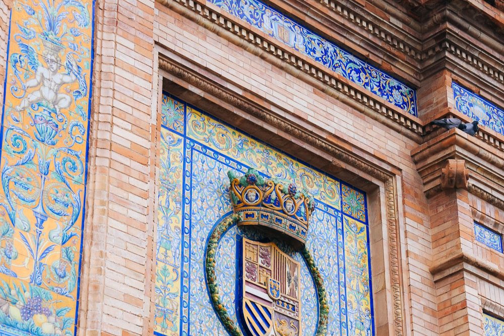 Jubin azulejo dan lambang di dinding Plaza de España