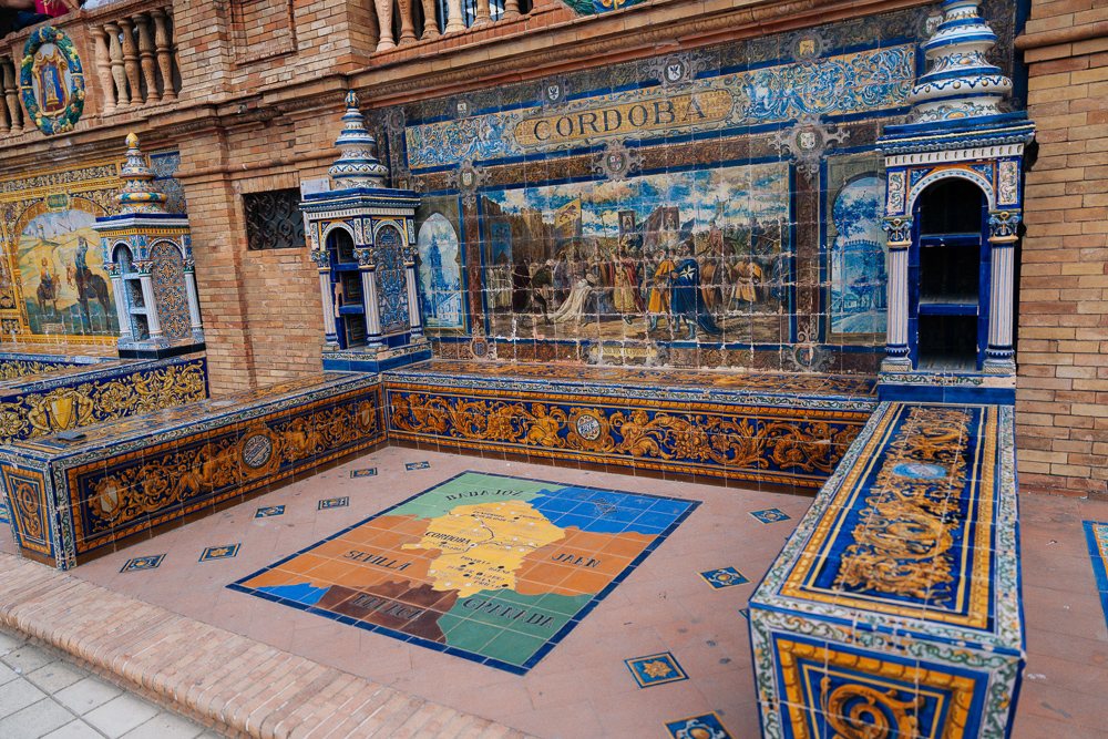 Ceruk jubin wilayah dengan peta di Plaza de España