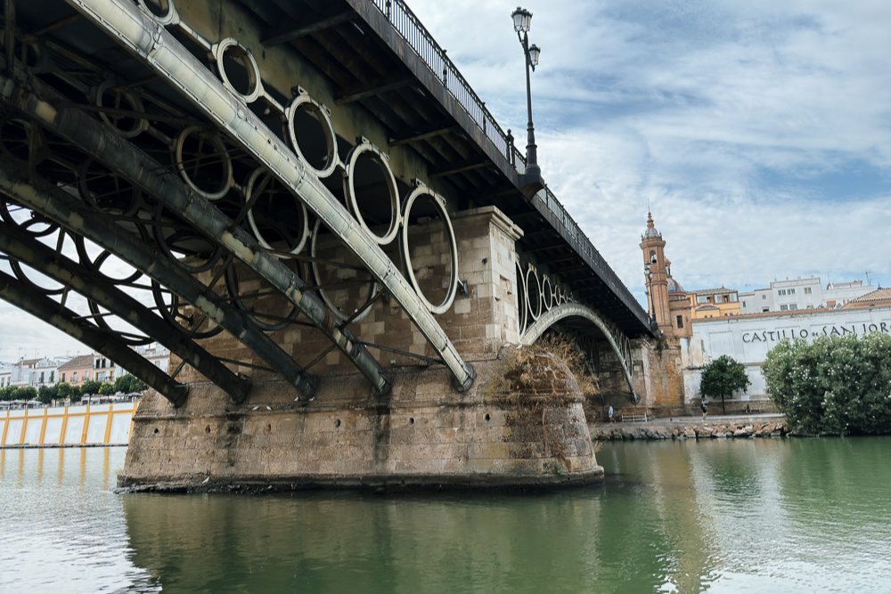 Puente de Triana merentasi Sungai Guadalquivir di Sevilla
