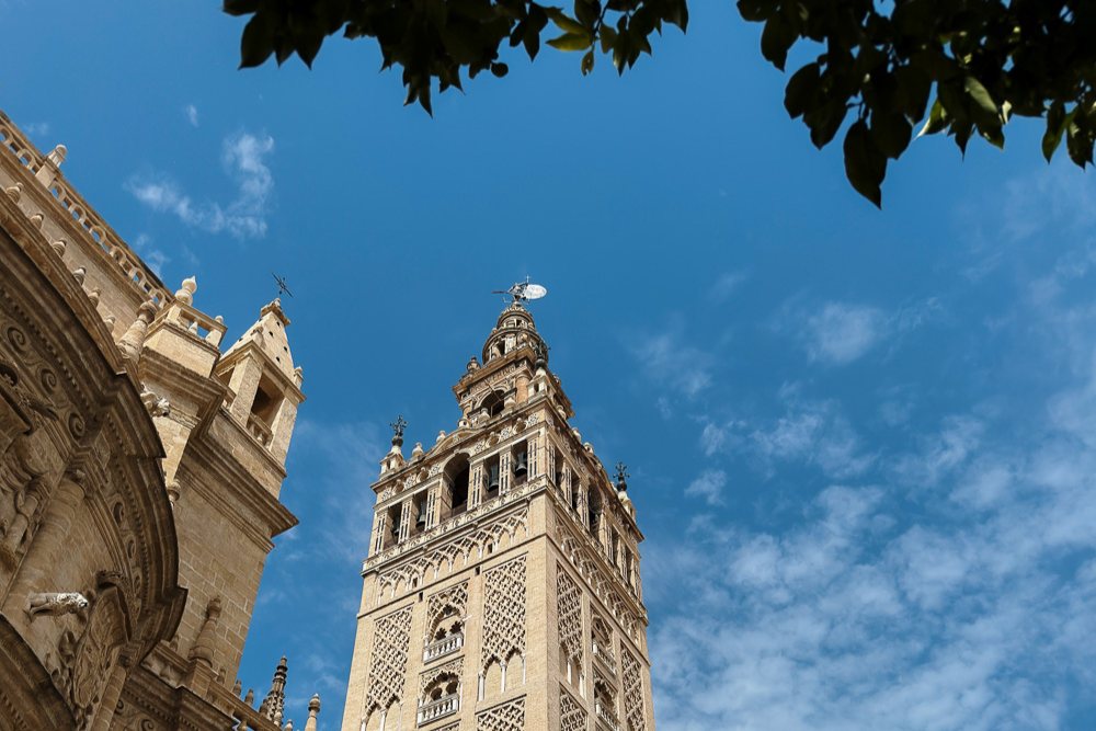 Giralda dan Katedral Sevilla Sepanyol dari Plaza Virgen de los Reyes