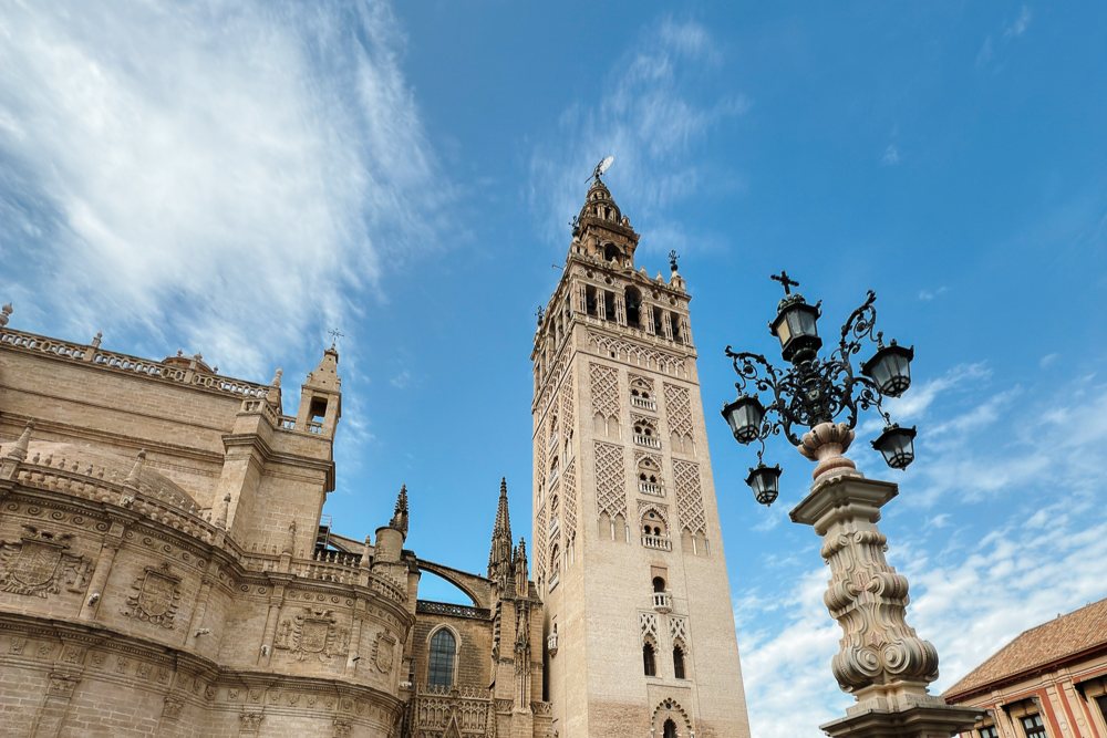 Menara Giralda di Sevilla Sepanyol, bekas menara azan masjid agung Ishbiliyah