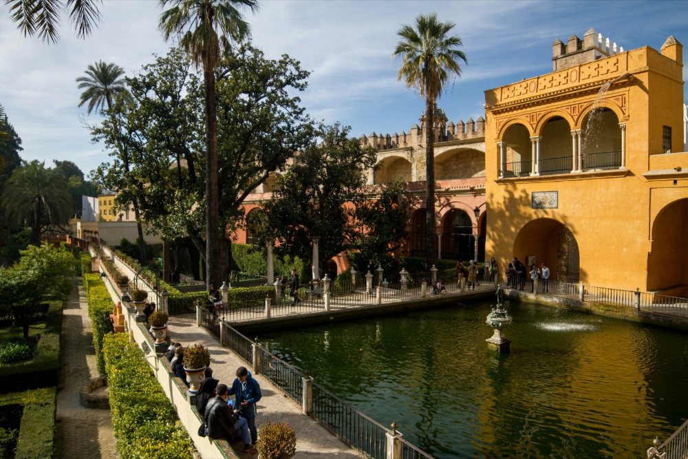 Kolam Mercurio dan Galería del Grutesco di taman Real Alcázar Sevilla