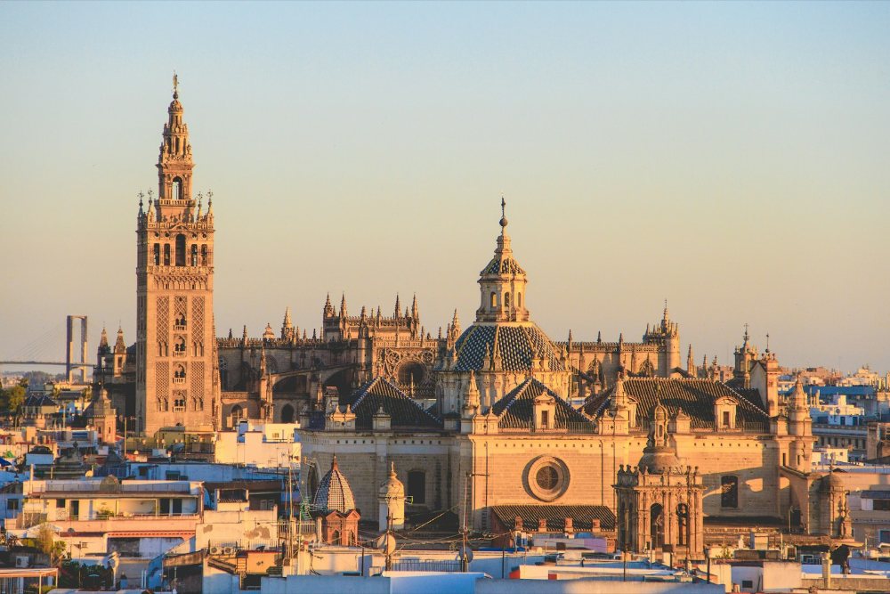 Giralda dan Katedral Sevilla Sepanyol pada waktu senja