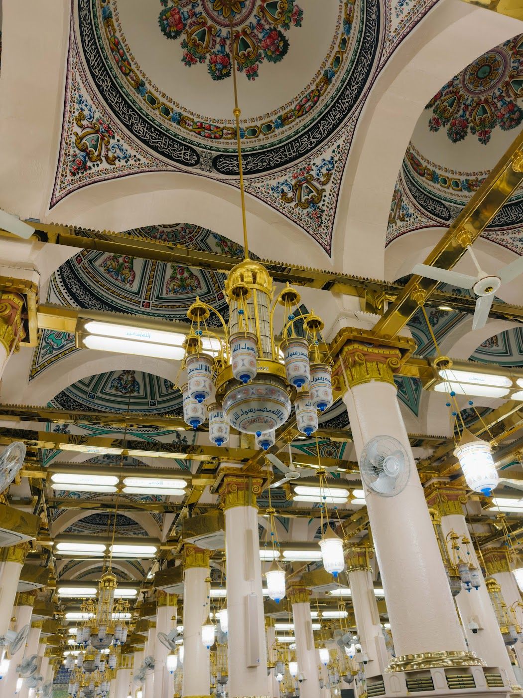 Siling berkubah dan tiang berhias emas di dalam Masjid Nabawi