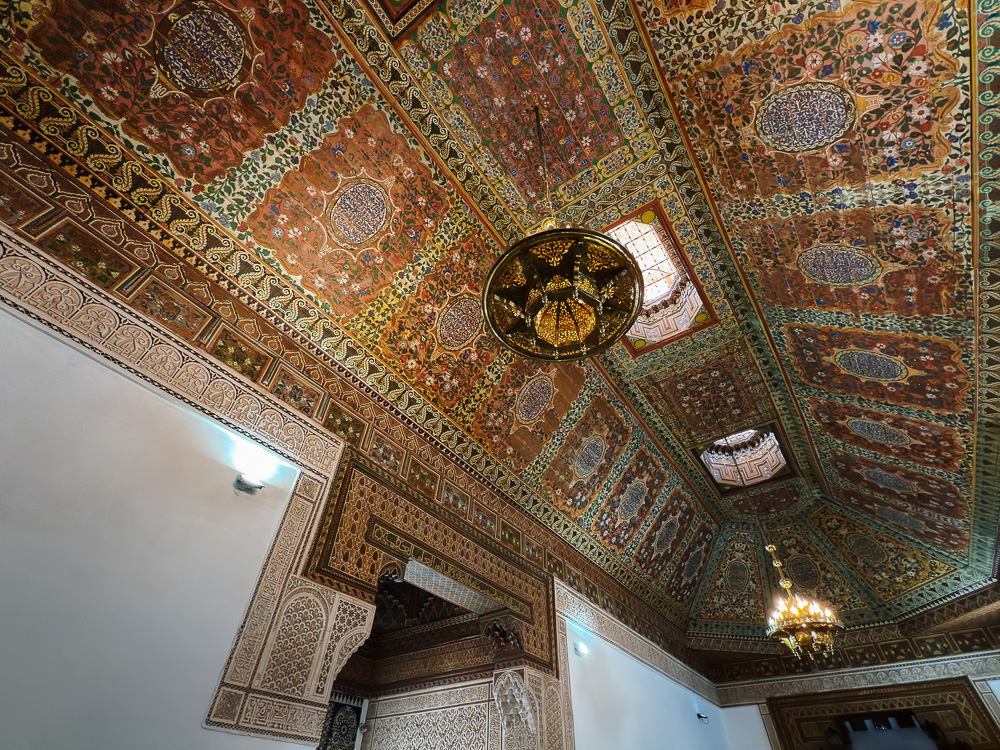 Siling kayu cedar berukir dan berwarna di Istana Bahia Marrakech