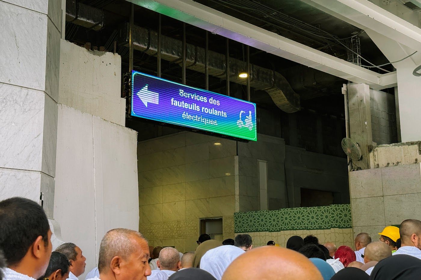 Skrin maklumat digital di laluan Masjidil Haram