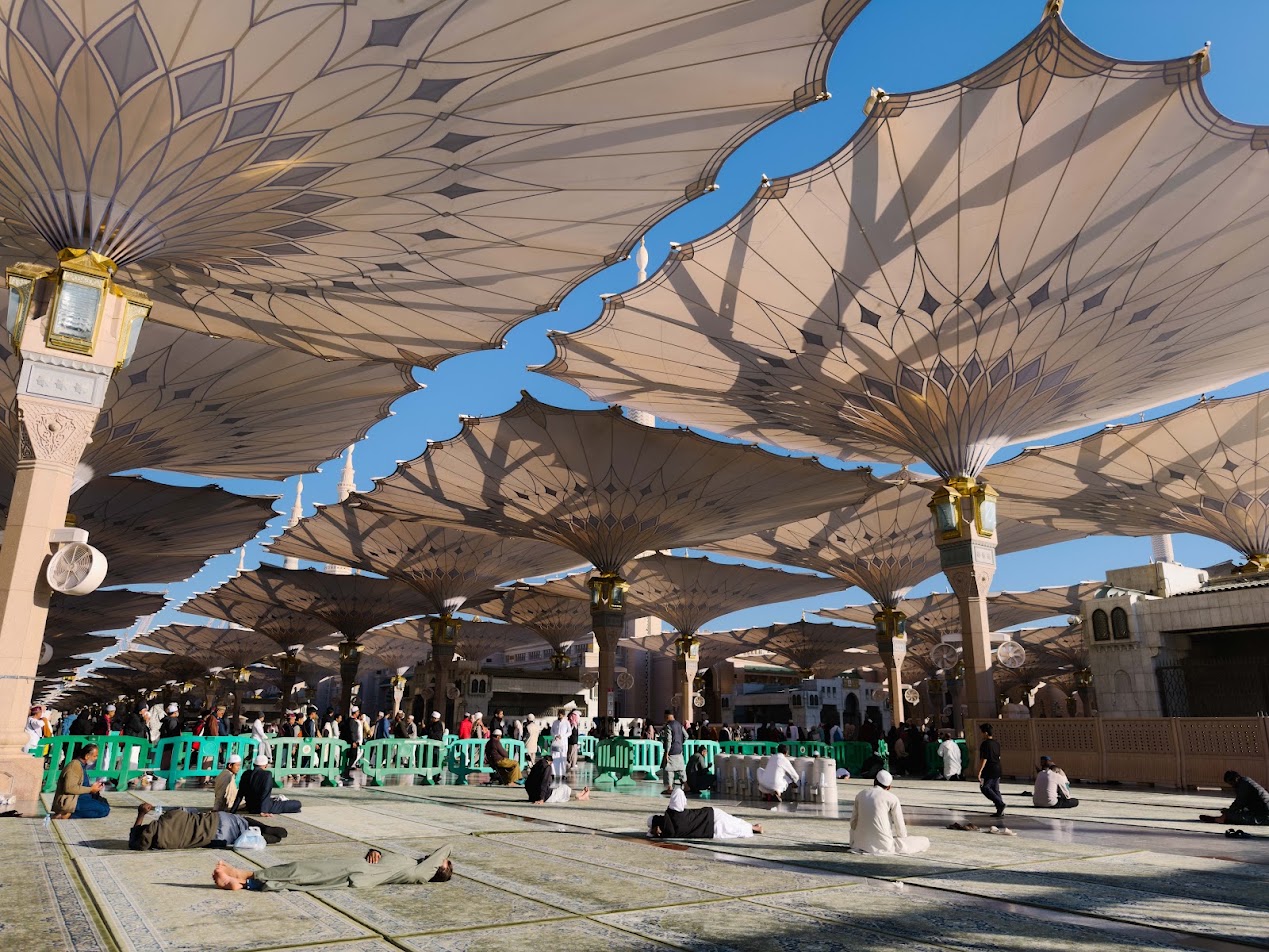 Dataran payung Masjid Nabawi, Madinah, ruang limpahan jemaah solat Jumaat