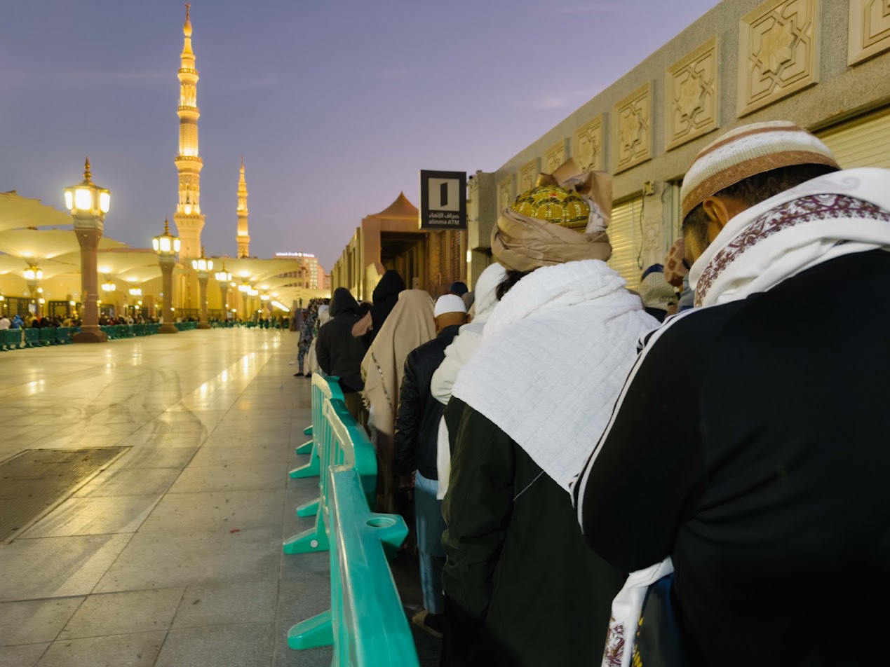 Jemaah di dataran Masjid Nabawi waktu senja
