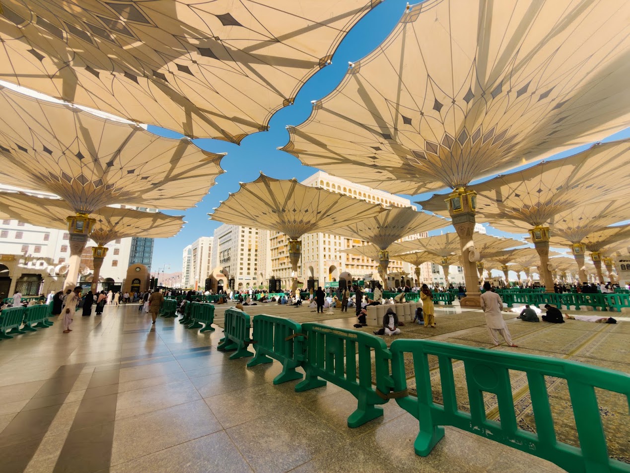 Penghadang kawalan jemaah di dataran Masjid Nabawi