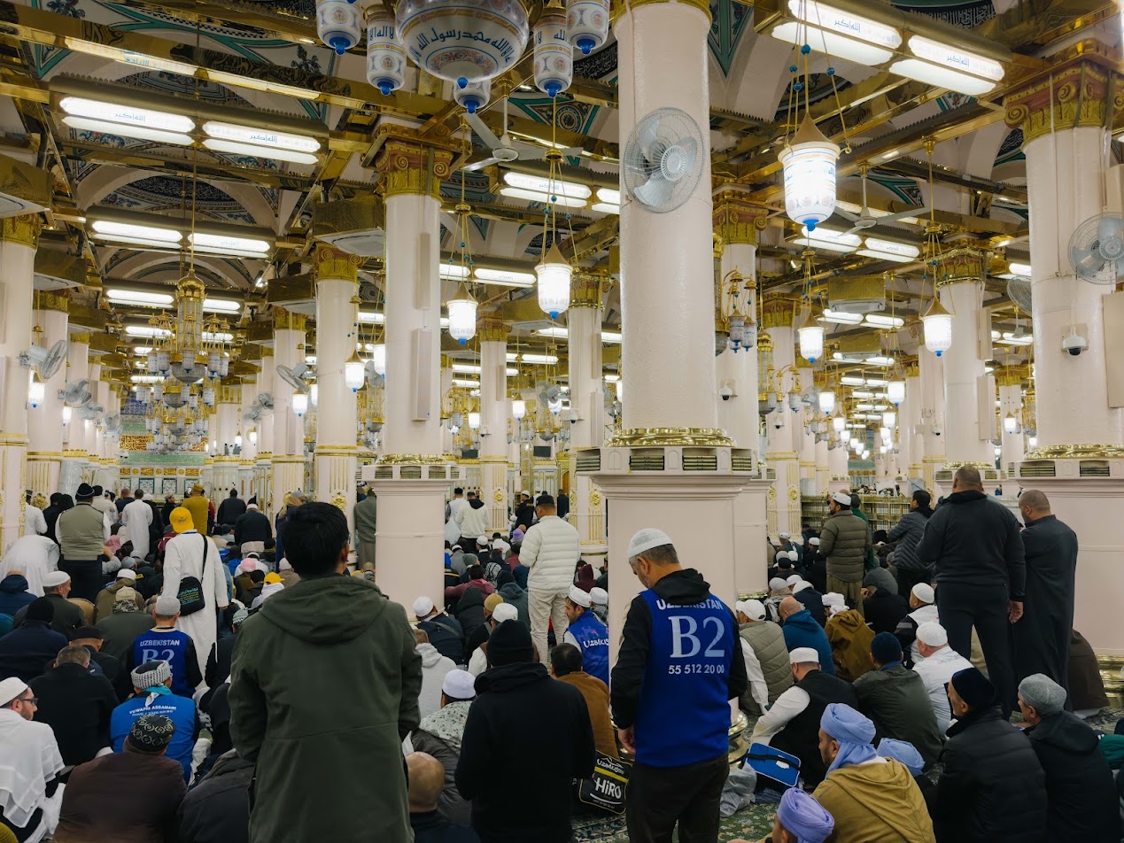Jemaah memenuhi ruang solat dalaman Masjid Nabawi, Madinah