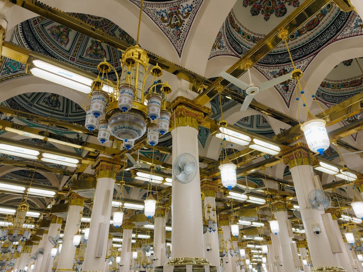 Tiang dan candelier ruang solat Masjid Nabawi di Madinah
