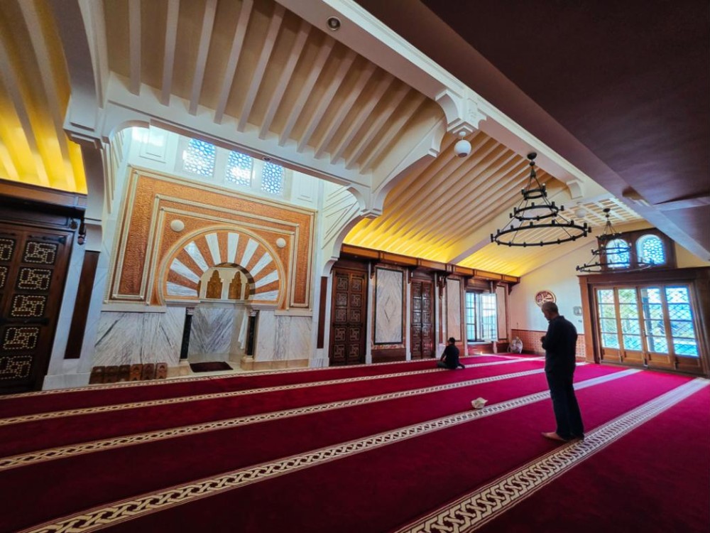 Jemaah solat di ruang solat Masjid Granada