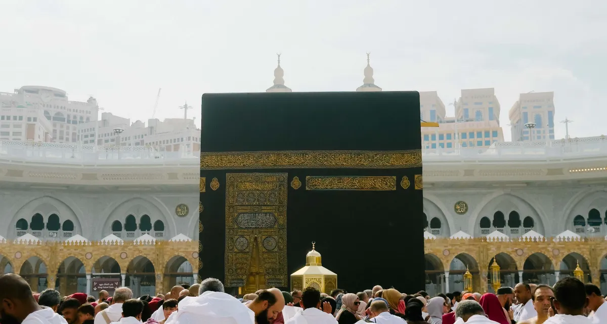 Kaabah dan Maqam Ibrahim dari dataran tawaf Masjidil Haram
