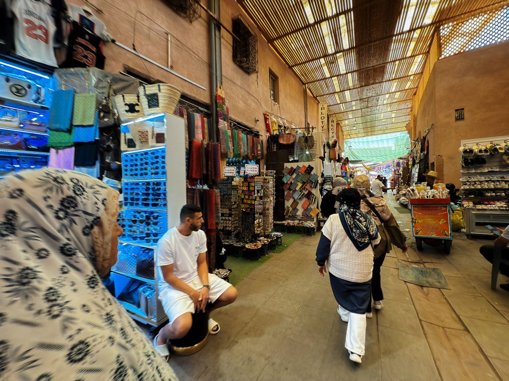 Kedai pakaian dan barangan di laluan souk medina Marrakech