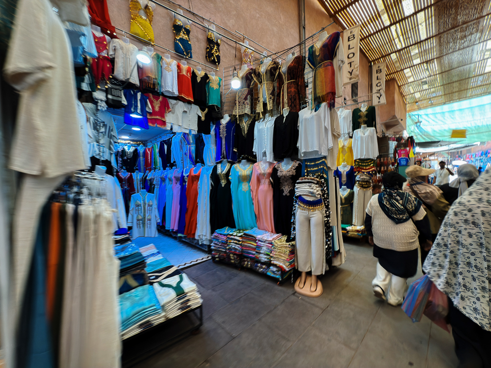 Kedai pakaian dan cenderamata di lorong souk medina Marrakech