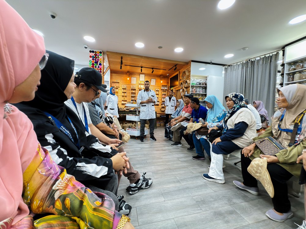 Ahli herba memberi penerangan kepada rombongan di Spice Pharmacy Marrakech