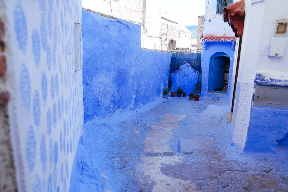Sudut lorong biru yang sunyi di lereng atas kota