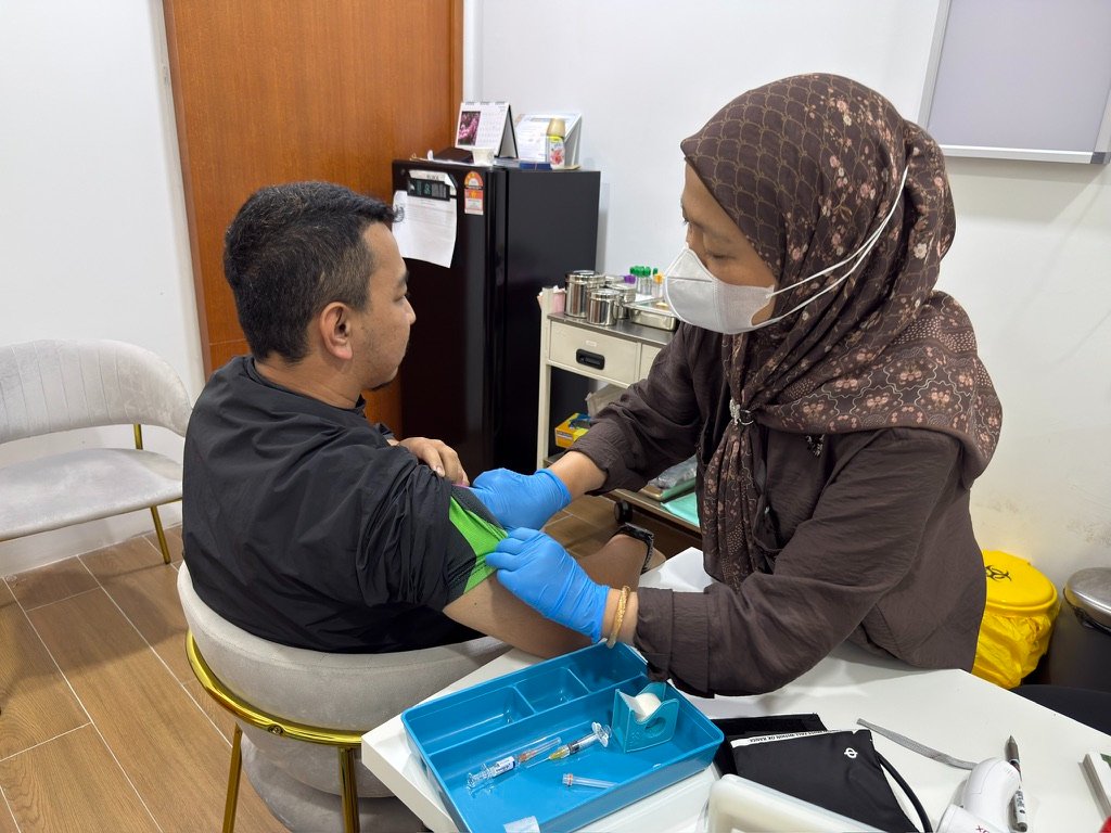 Jemaah menerima suntikan vaksin di klinik sebelum berangkat umrah