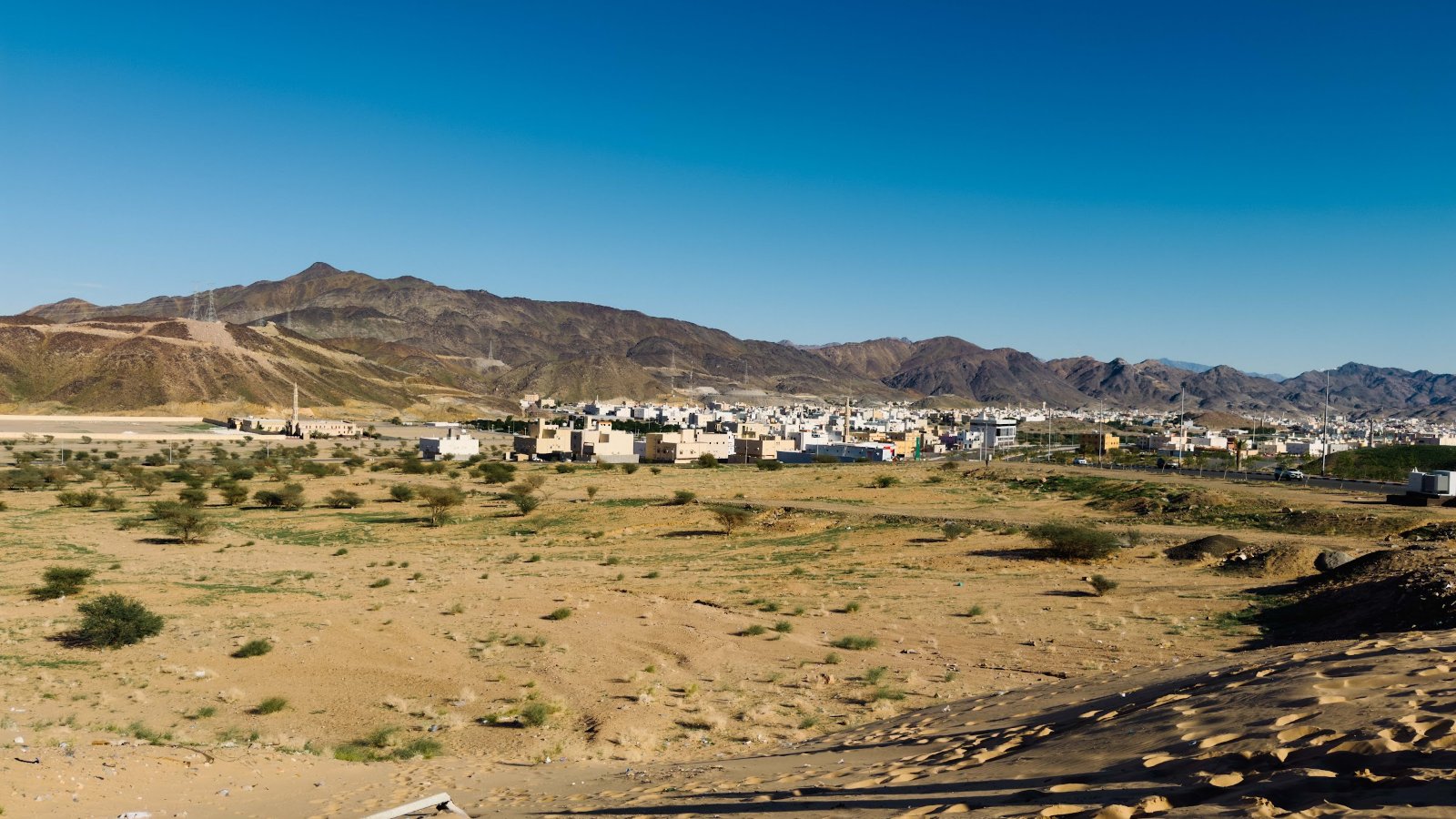 Hamparan gurun dan banjaran bukit di wilayah antara Mekah dan Madinah