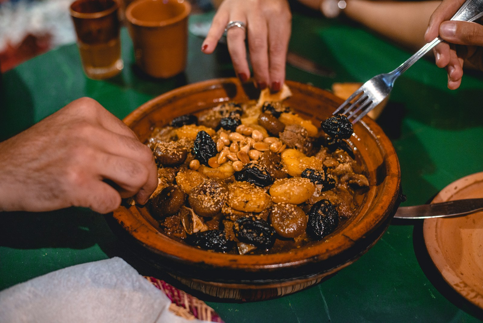 Tagine daging bersama buah prun dan badam, hidangan tradisional Maghribi