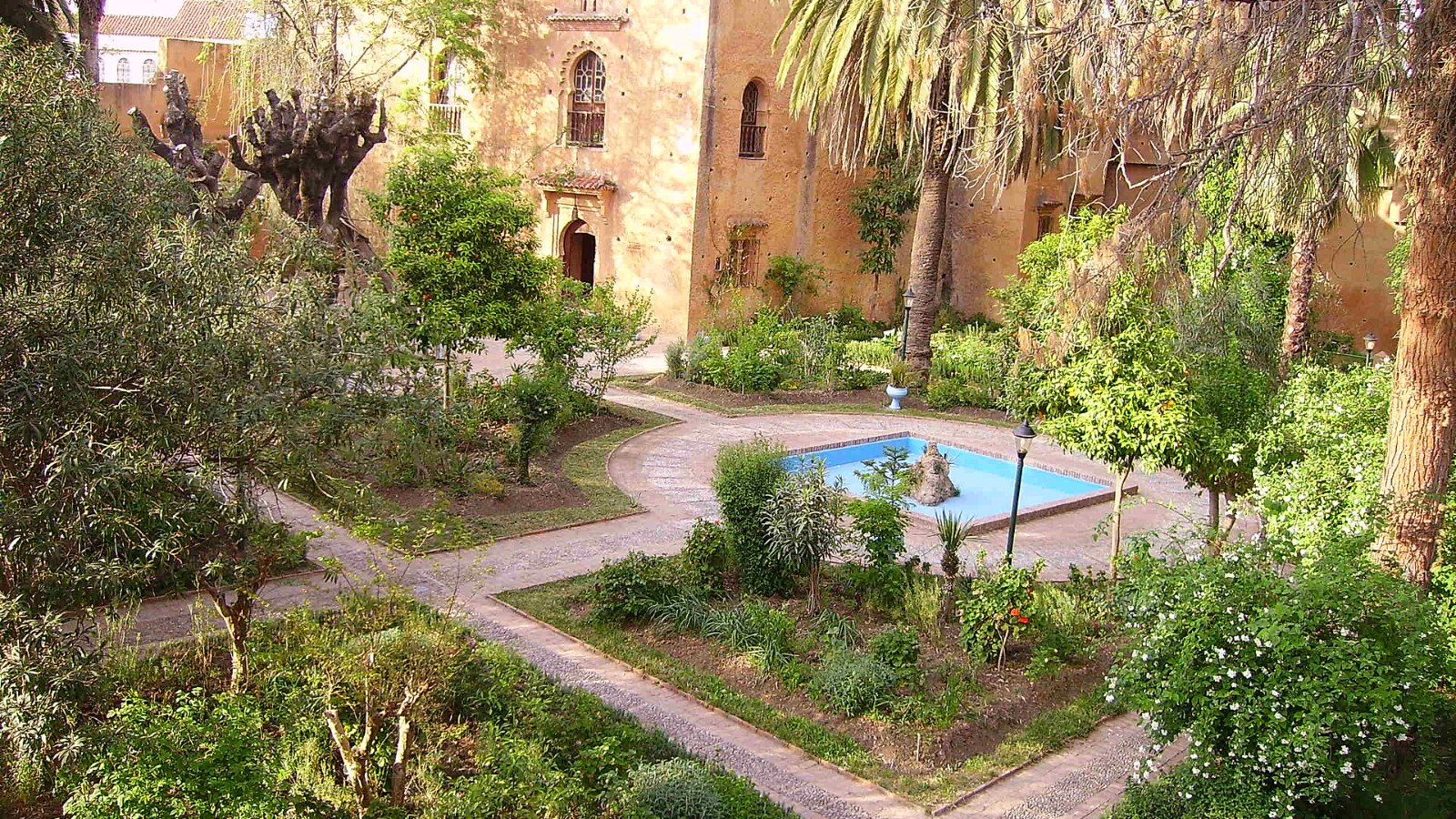 Taman bergaya Andalusia dengan kolam di dalam Kasbah Chefchaouen