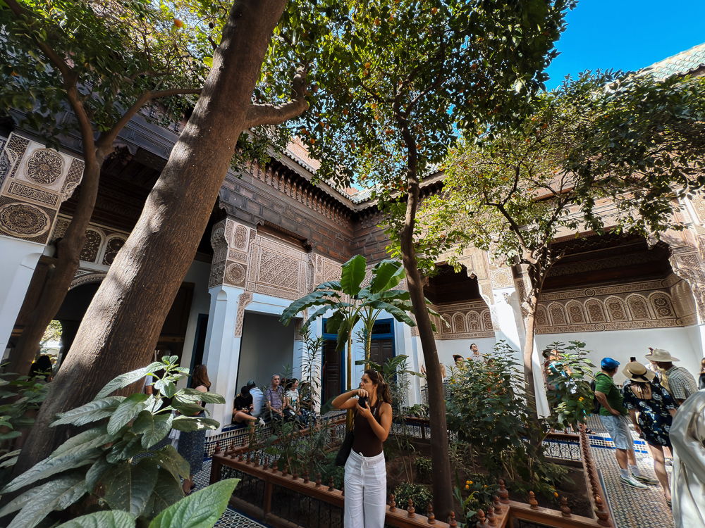 Pokok rendang dan taman dalaman di Istana Bahia Marrakech