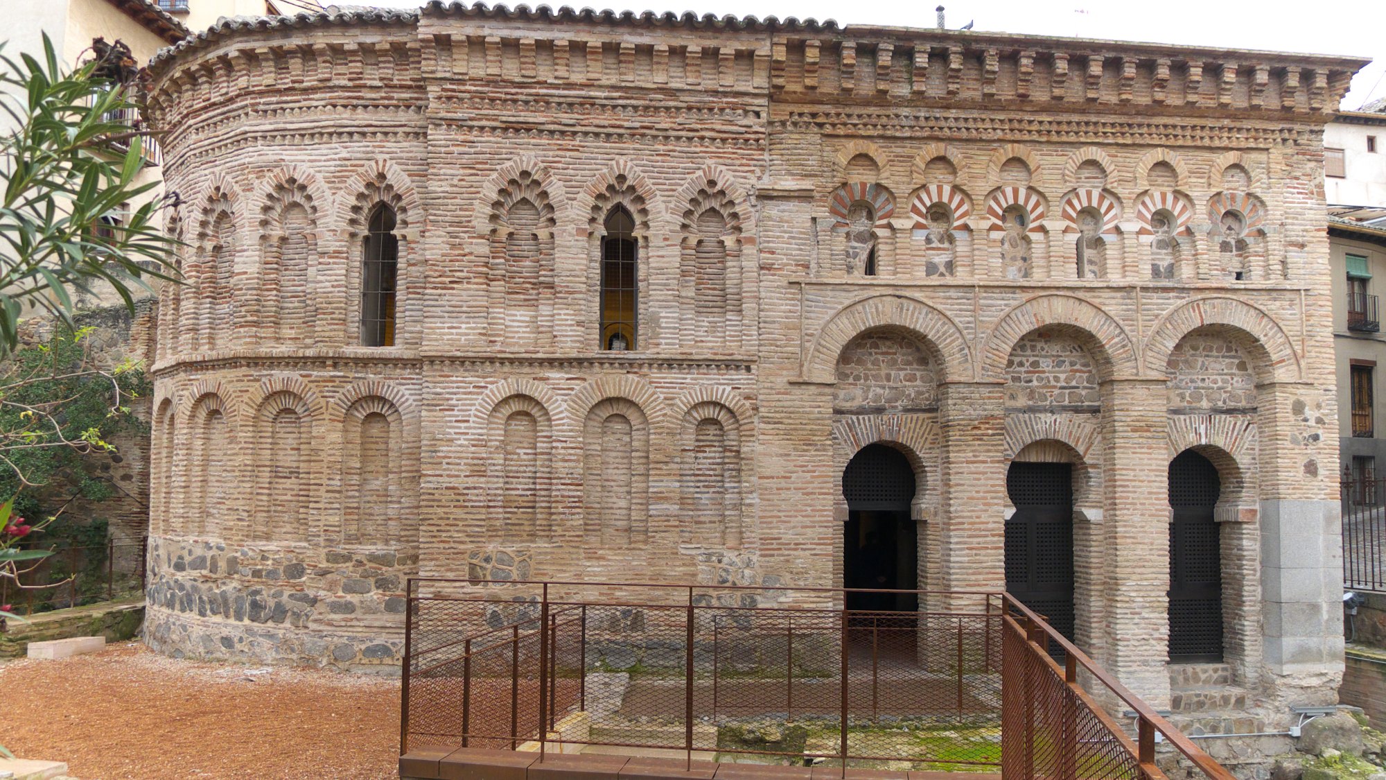 Taman dan apse luar Masjid Bab al-Mardum di Toledo