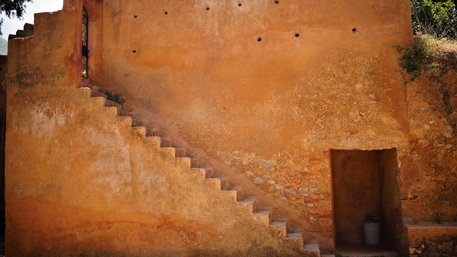 Tangga pada dinding dalam Kasbah Chefchaouen