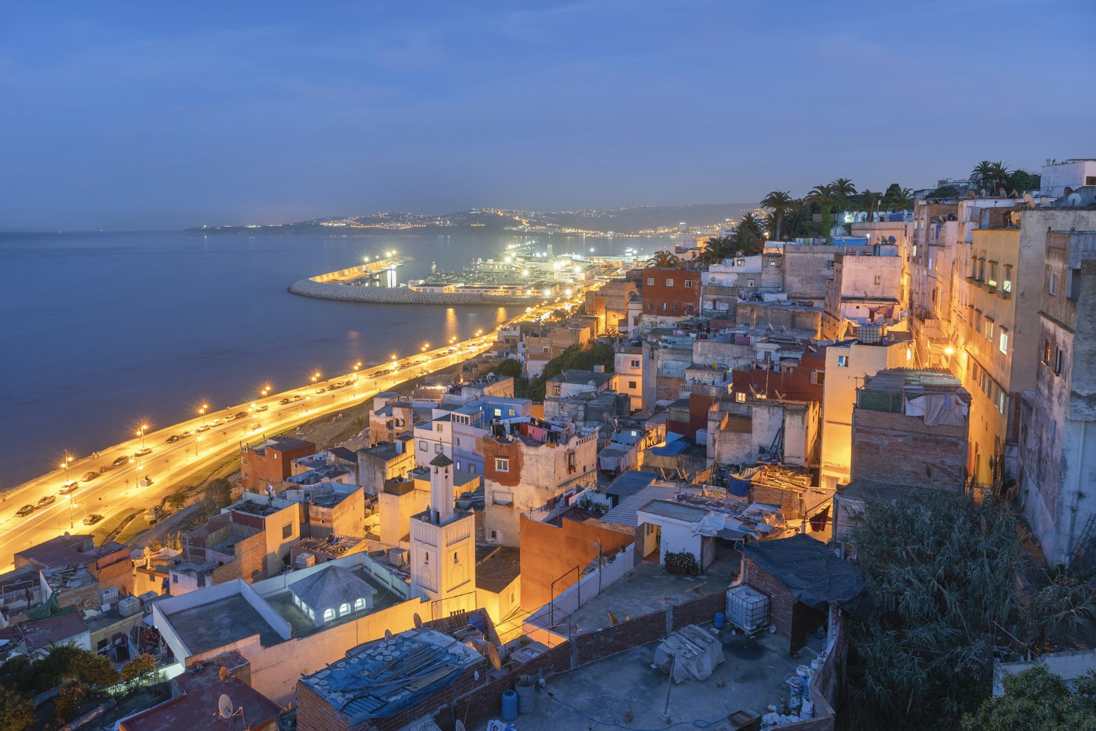 Tangier Morocco, teluk dan medina diterangi lampu ketika senja