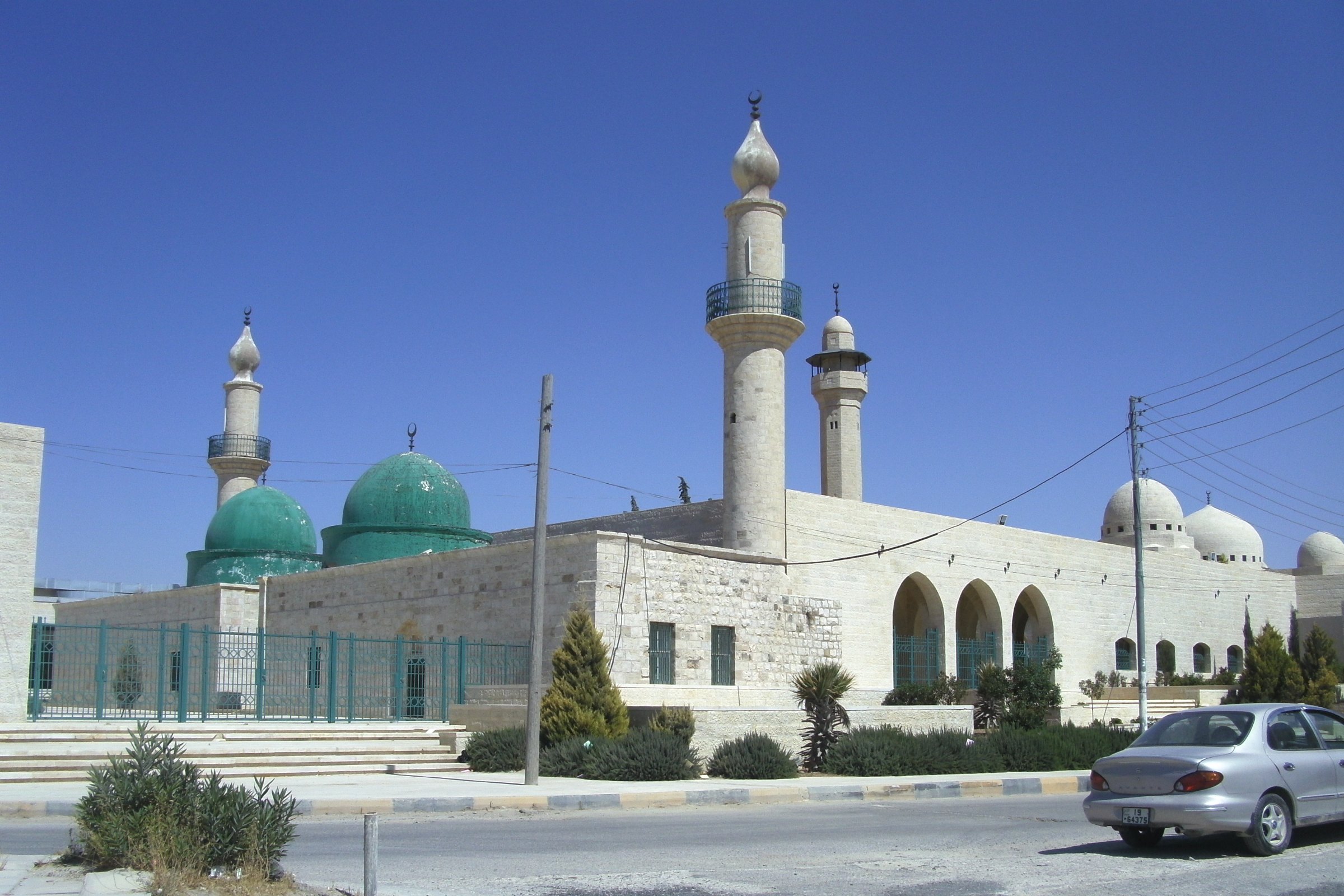 Masjid Ja’far bin Abi Talib berkubah hijau dengan dua menara di kompleks makam al-Mazar al-Janubi, Jordan