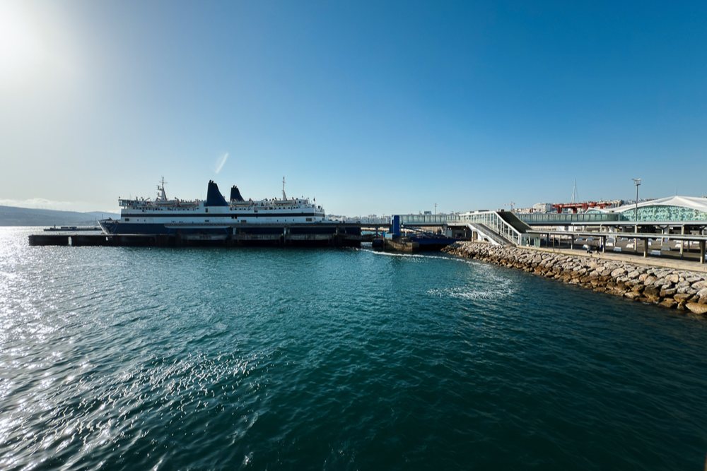 Selat Gibraltar dari pelabuhan Tanger Ville sebelum feri bertolak