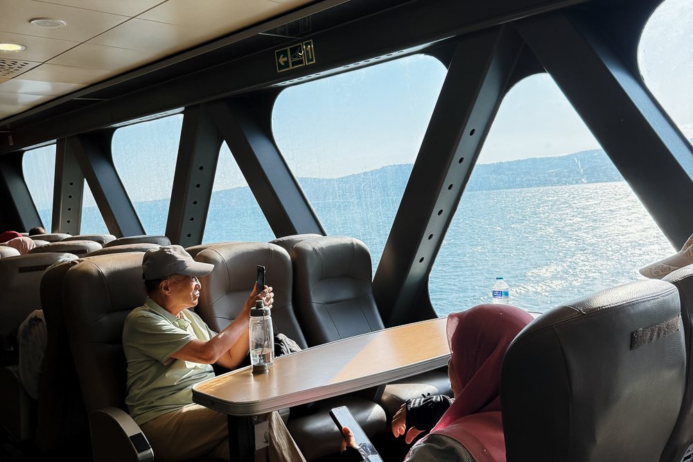 Ruang penumpang feri merentasi Selat Gibraltar