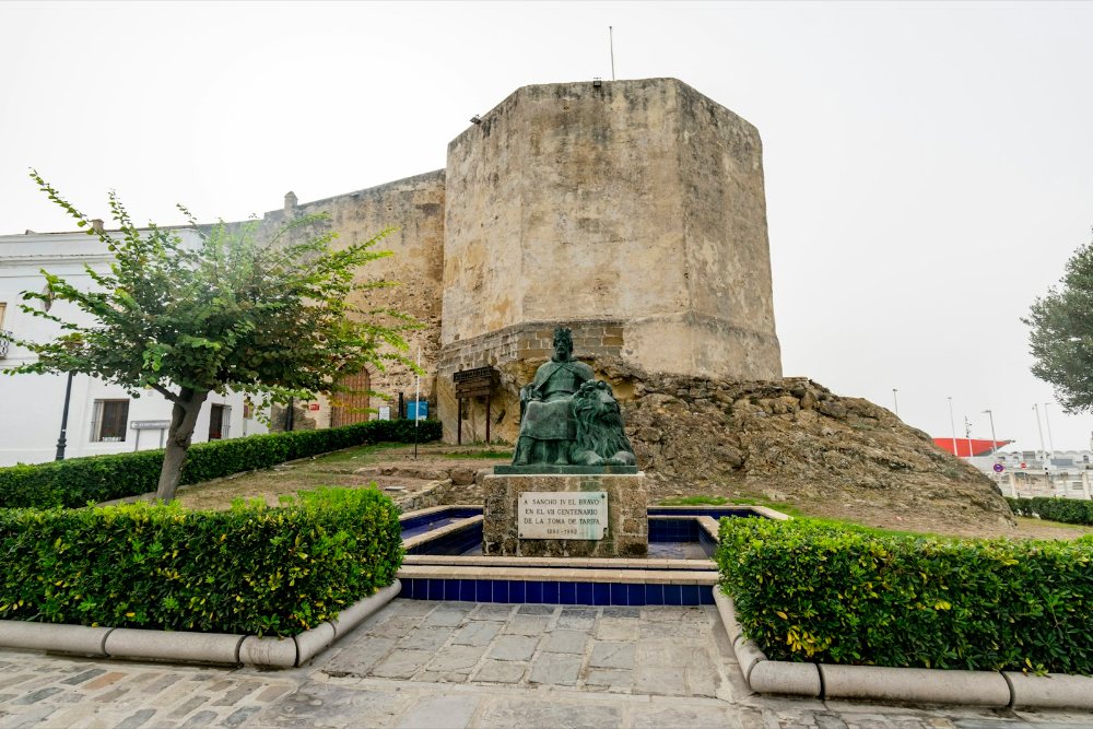 Castillo de Guzmán el Bueno dan patung Guzmán di Tarifa Sepanyol