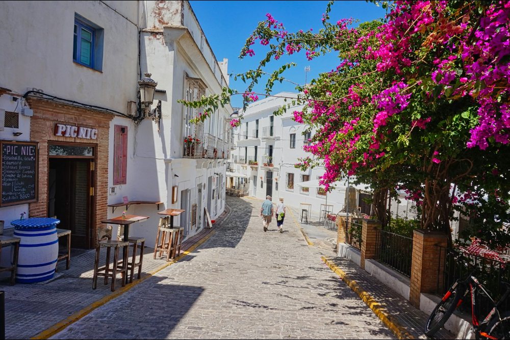 Lorong putih berbunga di kota lama Tarifa Sepanyol