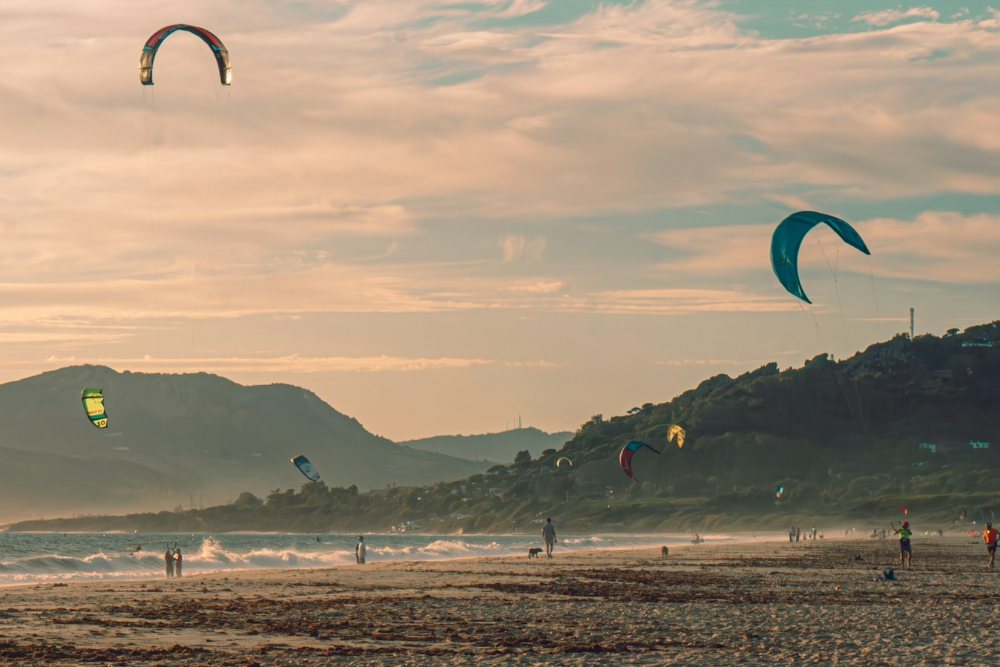 Layang-layang kitesurf di pantai Tarifa Sepanyol