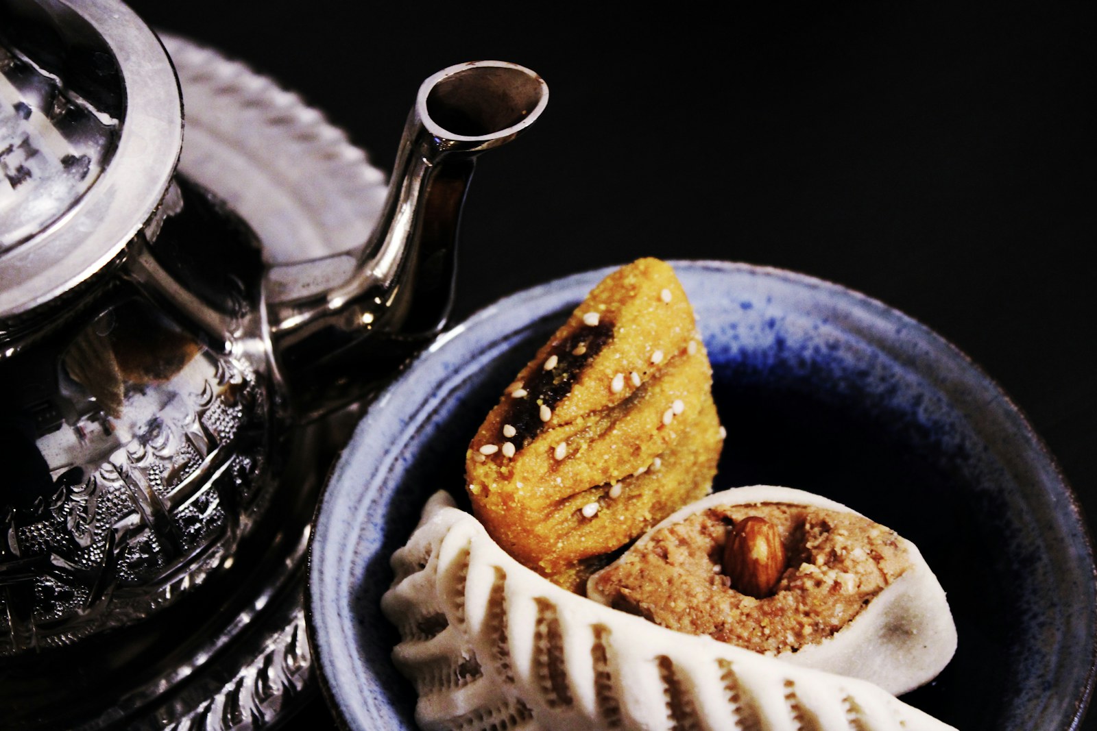 Teko teh pudina Maghribi bersama kuih tradisional