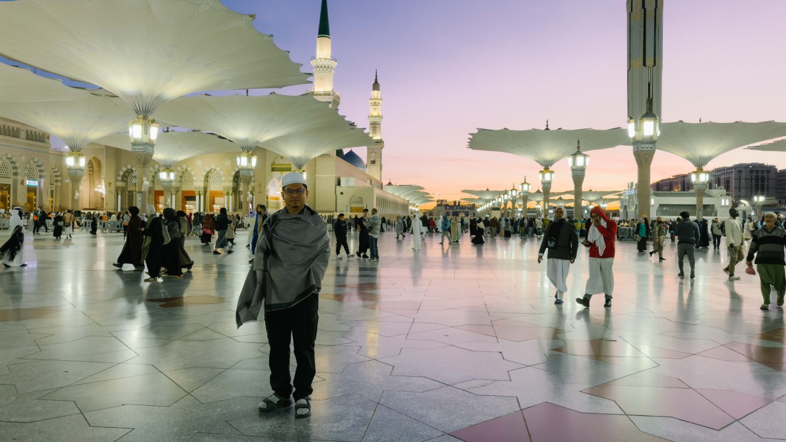 Dataran Masjid Nabawi pada waktu senja dengan payung terbuka