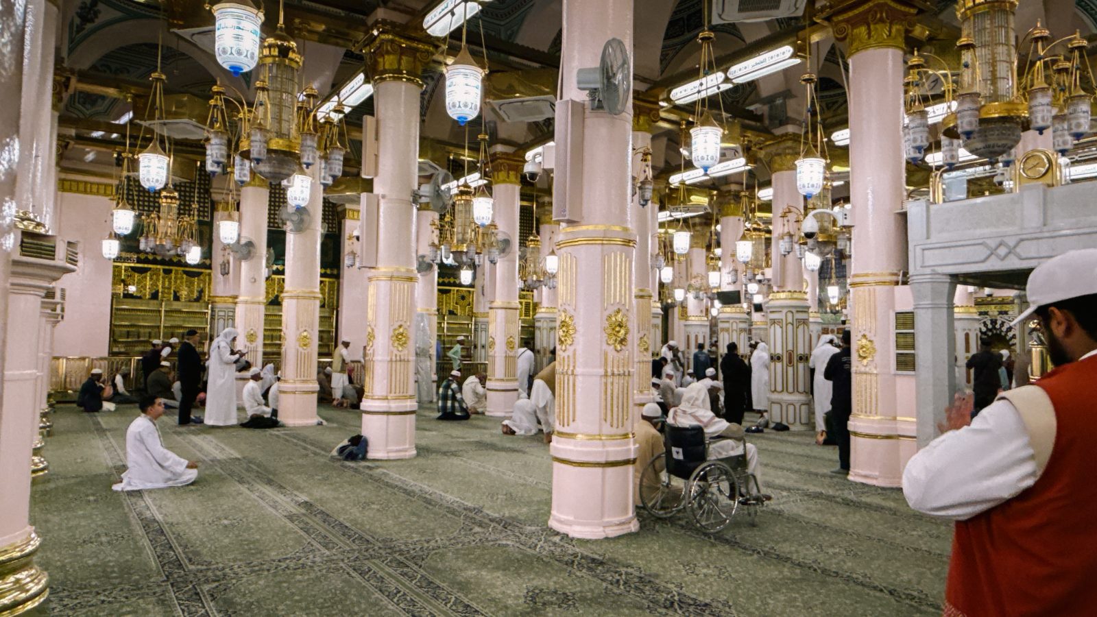Jemaah berkerusi roda di ruang solat Masjid Nabawi