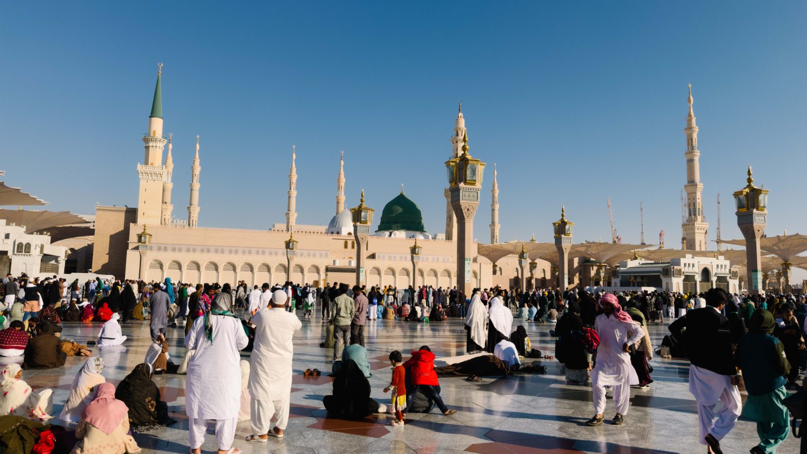 Dataran Masjid Nabawi dengan Kubah Hijau dan menara, kawasan asal kebun Bairuha’