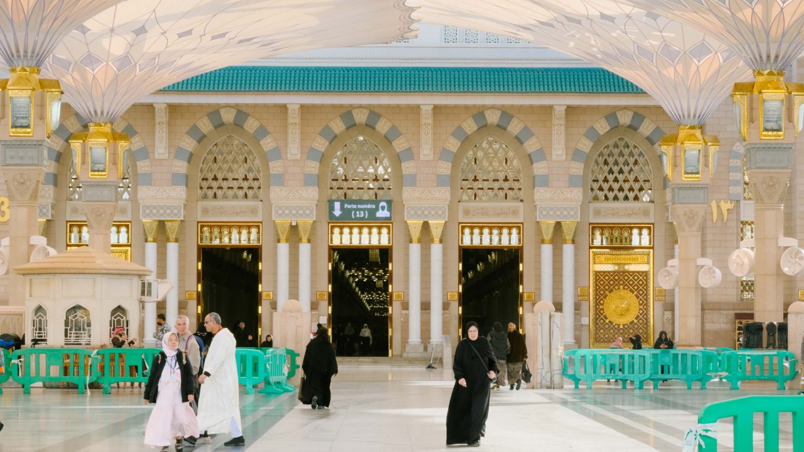 Deretan pintu Masjid Nabawi di bawah payung dataran