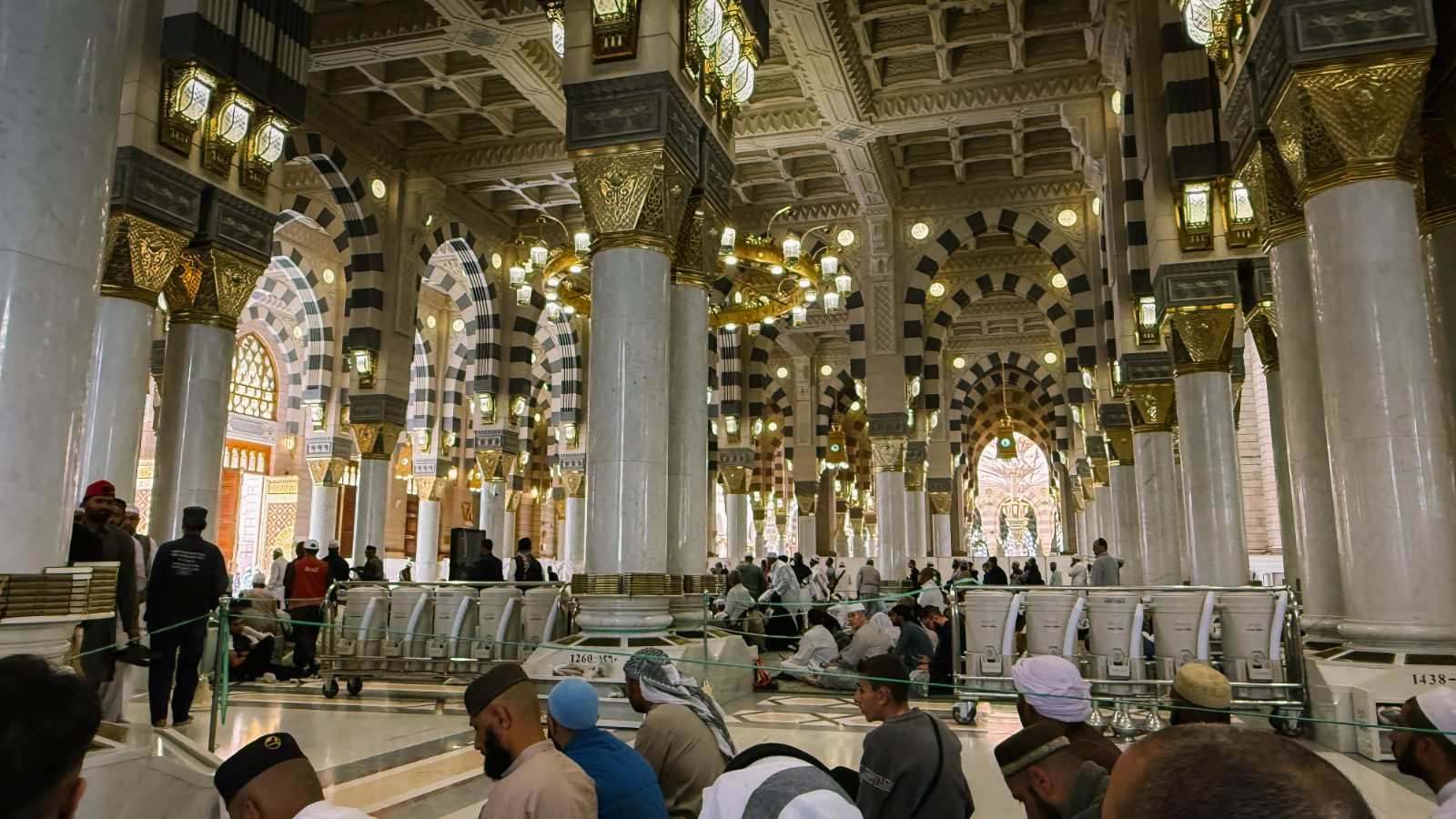 Tiang dan lengkungan ruang solat Masjid Nabawi