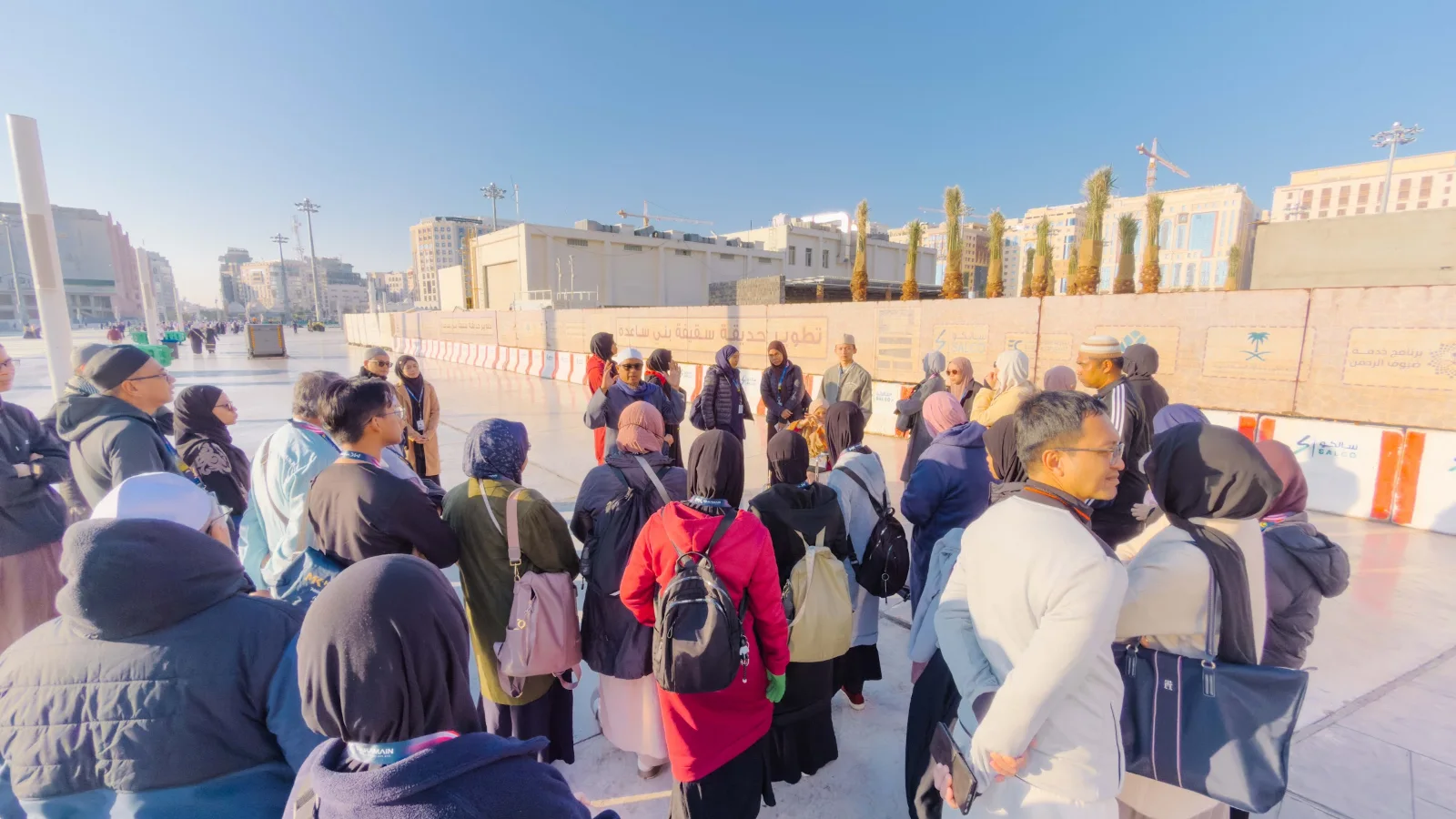 Rombongan jemaah di dataran luar Masjid Nabawi berhampiran tapak Taman Saqifah Bani Sa‘idah