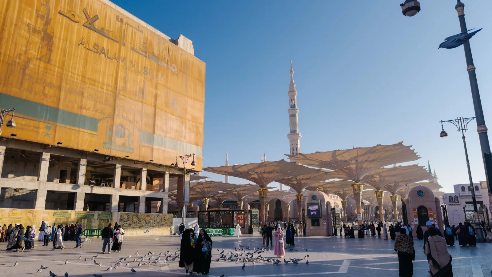Laluan pejalan kaki dan payung gergasi di halaman luar Masjid Nabawi