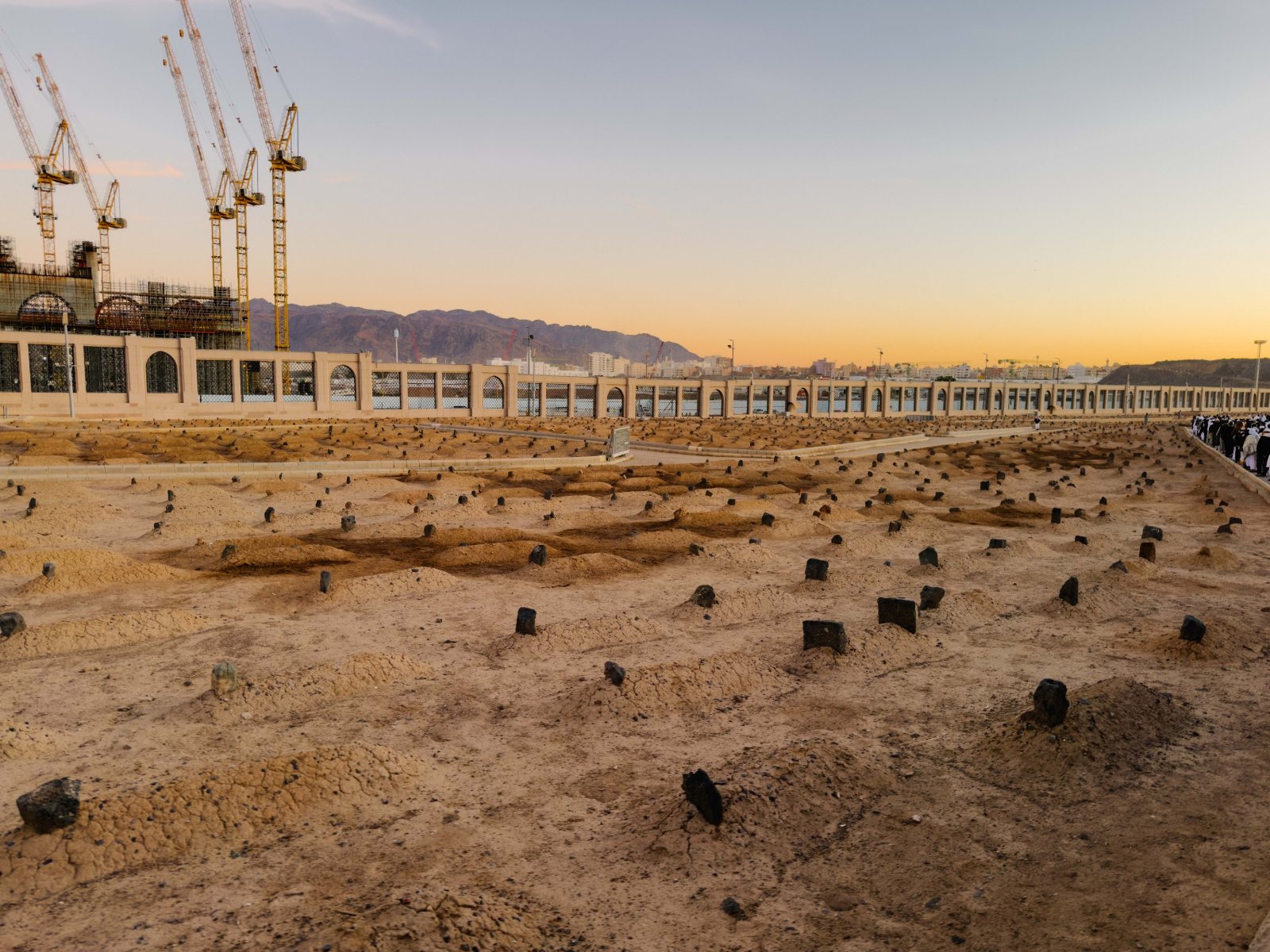 Kawasan al-Baqi pada waktu pagi, rujukan geografi Telaga Bussa di Madinah